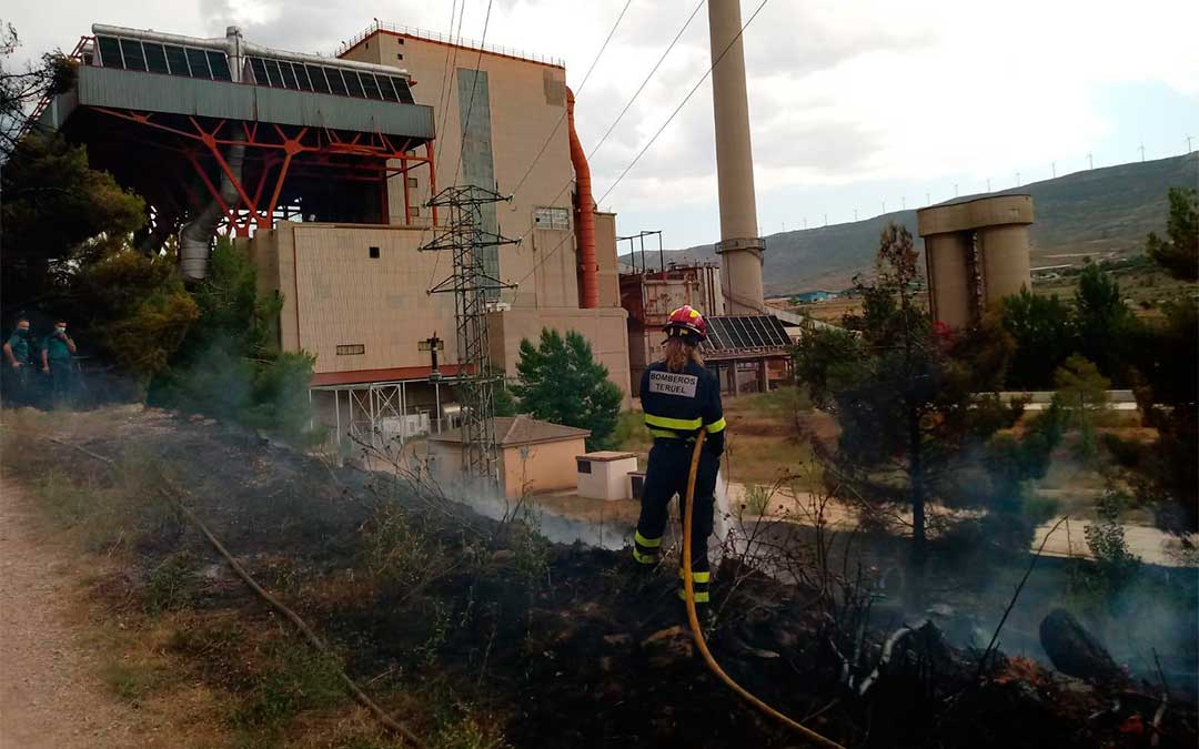 Los bomberos del parque de Montalbán sofocan el incendio de matorral entorno a la central de Escucha./Bomberos de la DPT