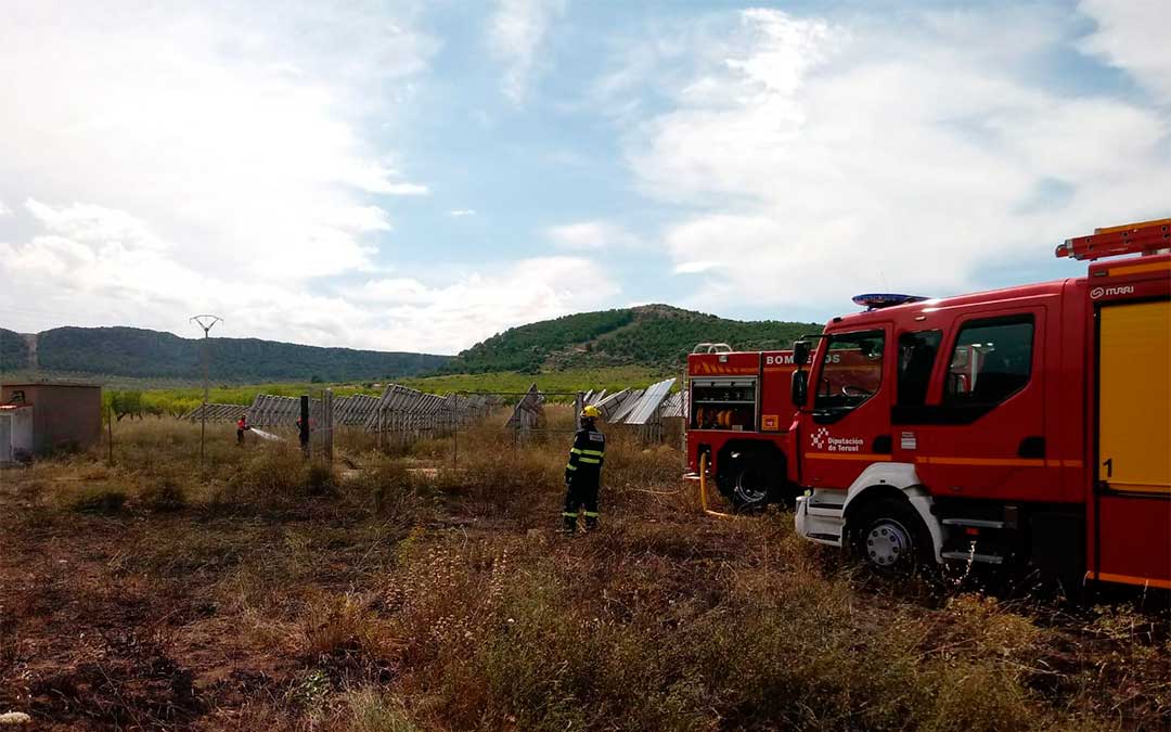 Los Bomberos de la DPT extinguen un incendio en un huerto solar./ Bomberos de la DPT