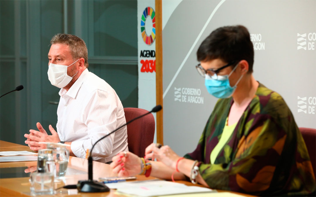 El consejero de Vertebración del Territorio, Movilidad y Vivivenda, José Luis Soro, y la directora general de Vivienda y Rehabilitación, Verónica Villagrasa, presentan la convocatoria de rehabilitación de viviendas destinada a la sustitución de ventanas./ DGA