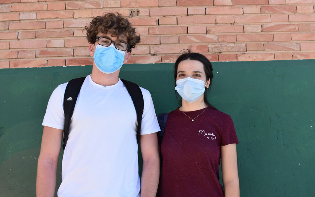 Manuel Piazuelo y María Perdiguer, alumnos de segundo de Bachillerato que se ha examinado de la Evau en el IES Mar de Aragón de Caspe./ Pilar Sariñena