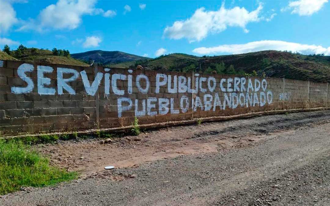 Uno de los mensajes de protesta escritos en un muro de la localidad./LA COMARCA