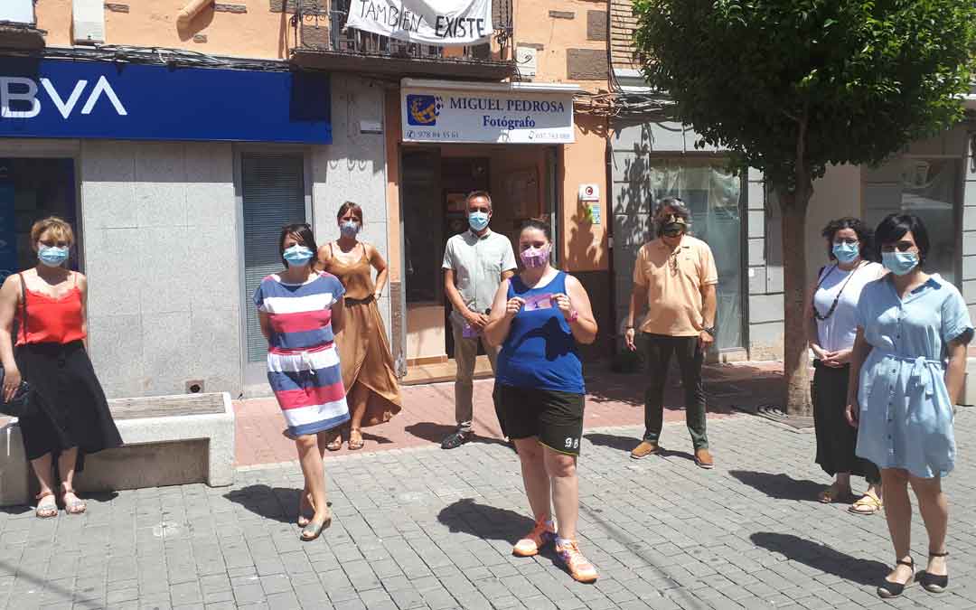Miembros de la asociación empresarial junto con la ganadora del concurso del billete