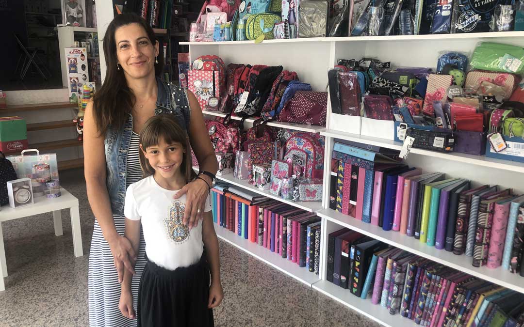 La presidenta, Montse Ibáñez, este jueves en su papelería Papel o Tijera junto a su sobrina / L. Castel