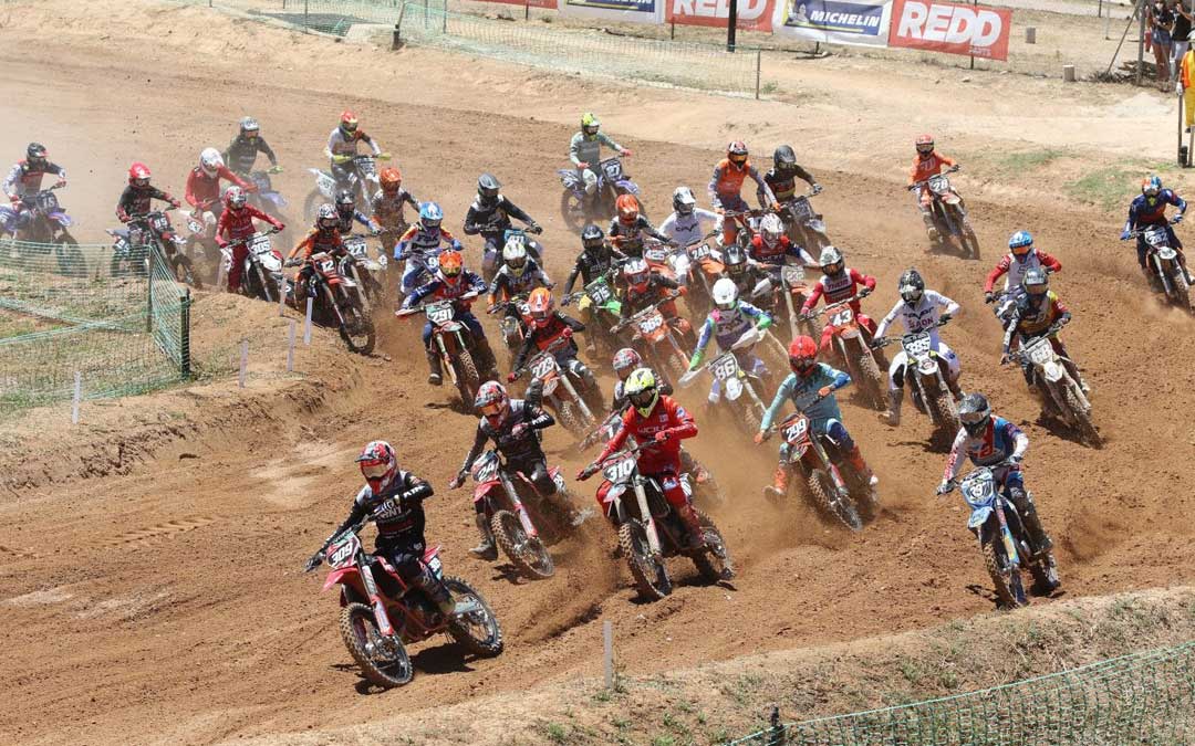 Pilotos en el circuito de Motocross durante este sábado./ Lluís Llurba