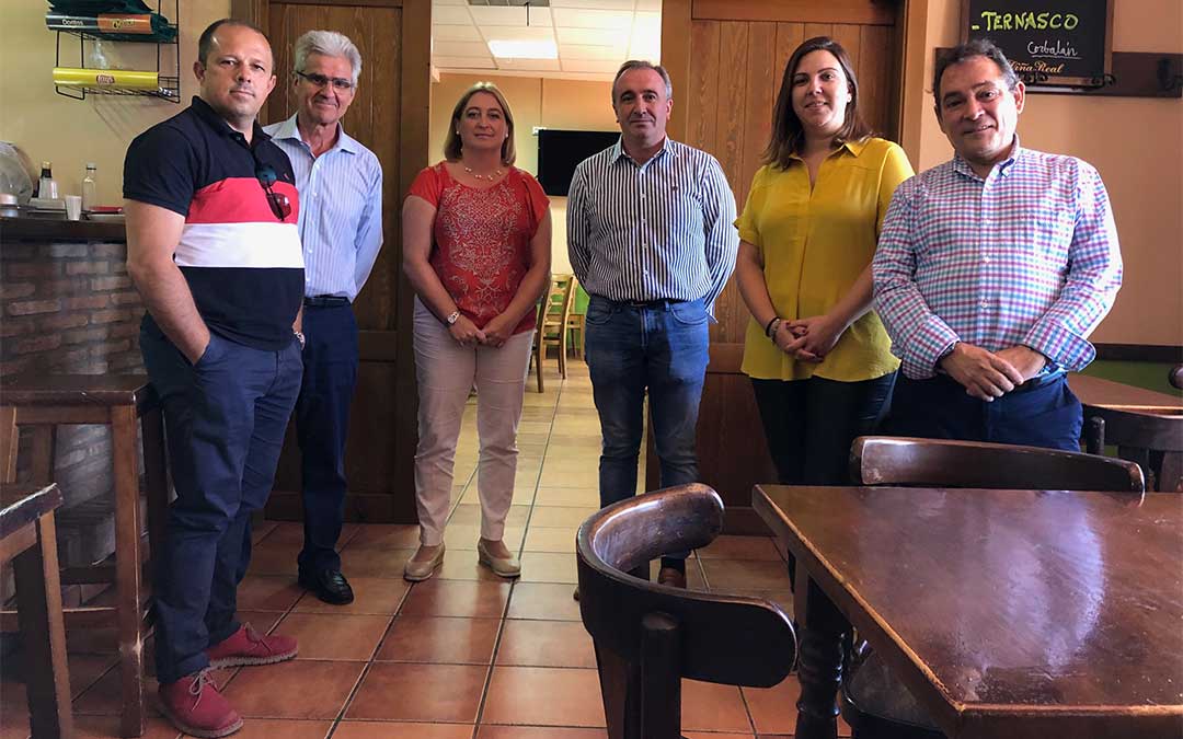 La diputada de Desarrollo Territorial María Ariño junto con diputados de la Diputación de Soria y representantes municipales en una visita al multiservicio de Corbalán./ DPT