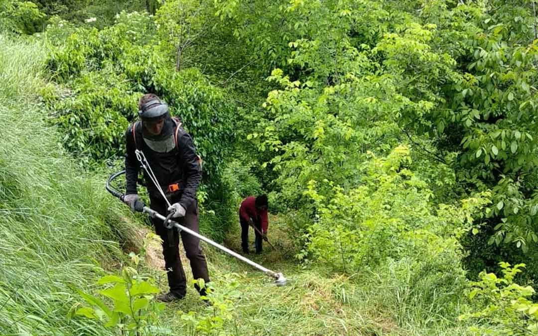 Uno de los operarios trabajando en el desbroce de un sendero del Maestrazgo