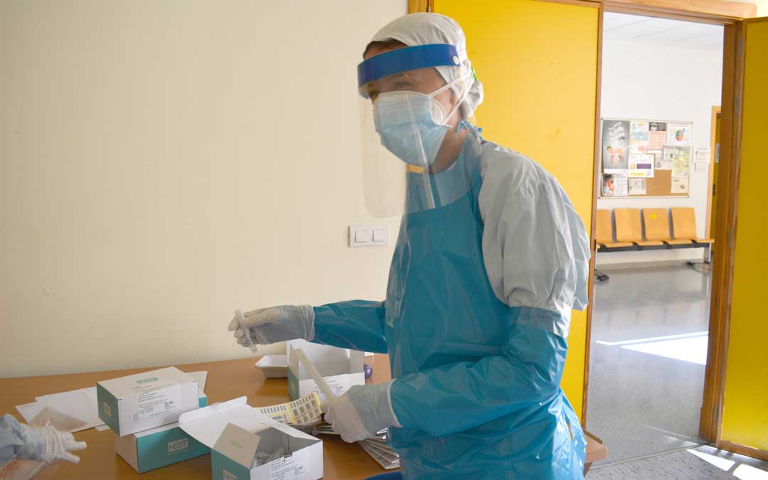 Una sanitaria de Alcañiz preparándose para realizar pruebas PCR./ M. Celiméndiz