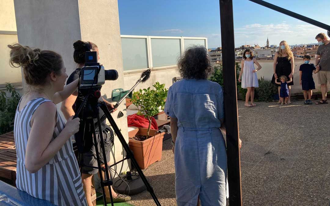 Rodaje de Pilar Palomero para este proyecto de Aragón TV sobre cómo afecta la crisis sanitaria a la sociedad aragonesa.