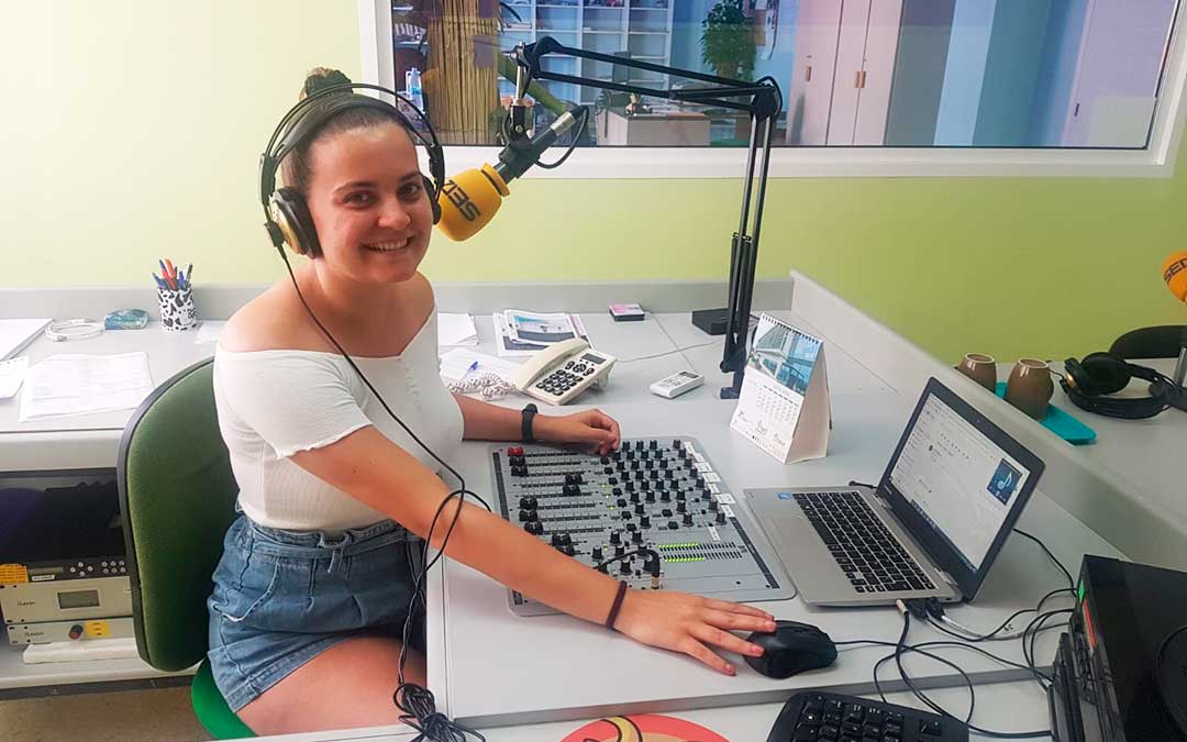 Pilar Sariñena en el estudio de Radio Caspe.
