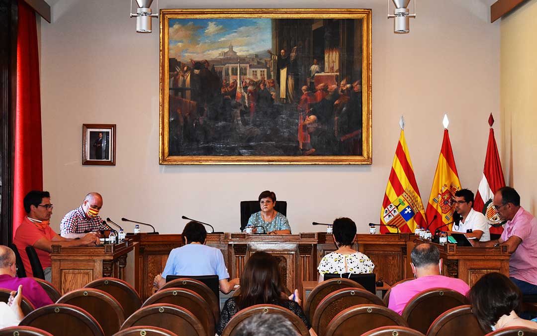 El pleno municipal se celebró este jueves al mediodía en el Ayuntamiento, con las pertinentes medidas de seguridad. / PILAR SARIÑENA