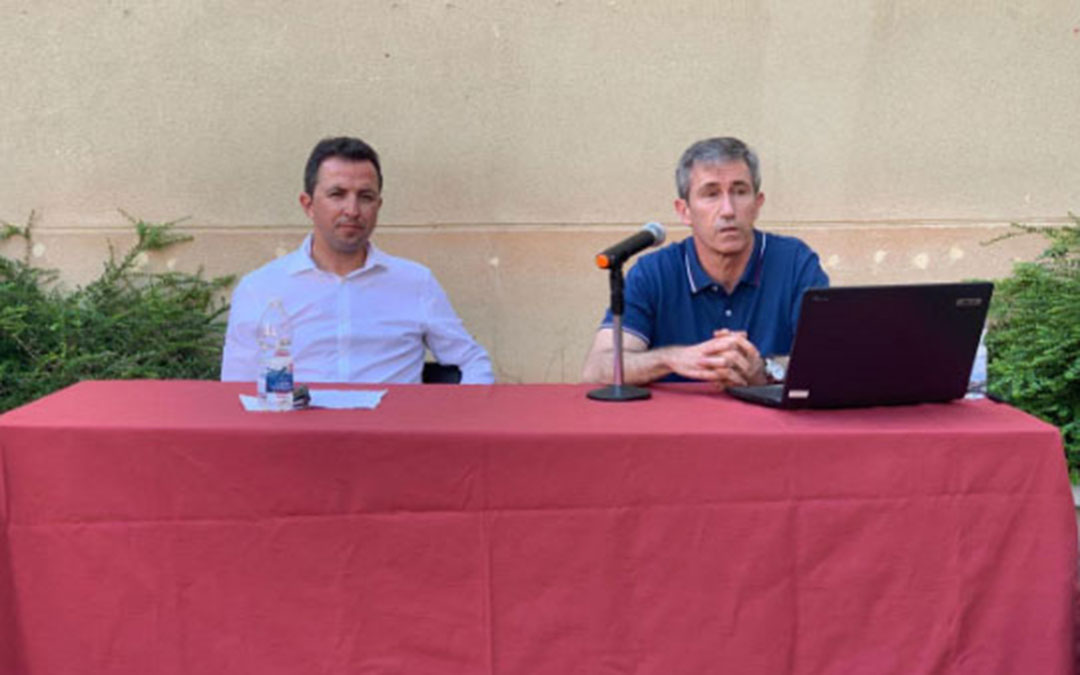 Presentación del libro el pasado sábado en el Centro Buñuel Calanda, en un acto presidido por Alberto Herrero, alcalde de Calanda./La Comarca