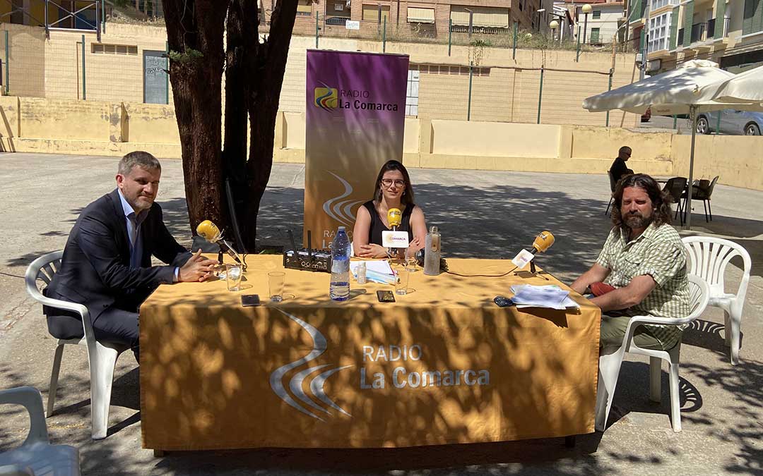 Instante durante la emisión del programa especial 'Alcañiz, ciudad de servicios'. Ignacio Urquizu, alcalde (izda.); y Jorge Abril, concejal de Cultura (dcha.)./ LC.