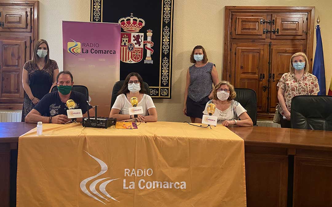 Invitados al programa especial emitido desde el Ayuntamiento de Castellote./ L.C.