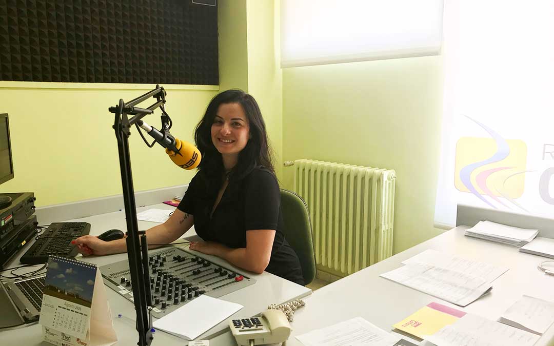 Laura Quílez presenta el programa diario en Radio Caspe.