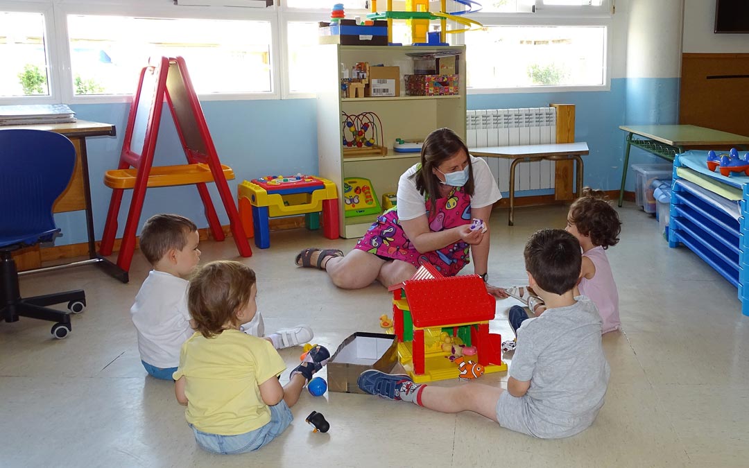 Un grupo reducido de niños durante una clase en la escuela infantil de Alcorisa./LA COMARCA