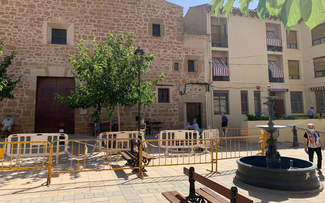 Doble vallado de la residencia de Albalate para que los mayores puedan estirar las piernas y tomar el sol con seguridad / I. Arnas