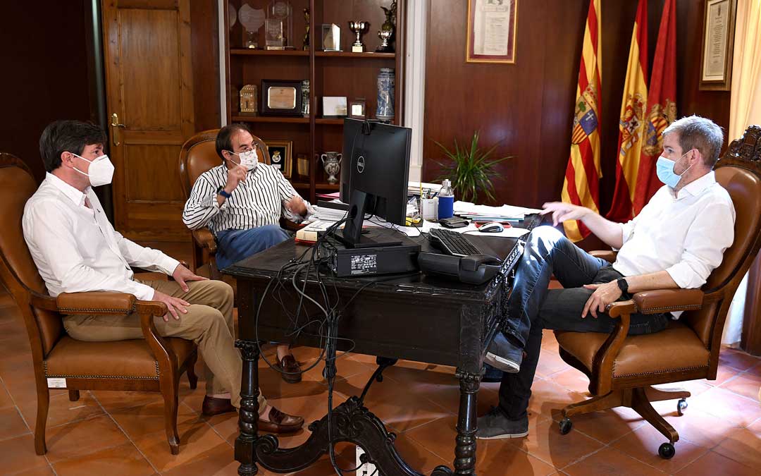 Reunión del alcalde de Alcañiz, Ignacio Urquizu, con los presidentes de la FADA, Anchel Echegoyen y de la FADA, Roberto Royo./ Ayto. de Alcañiz