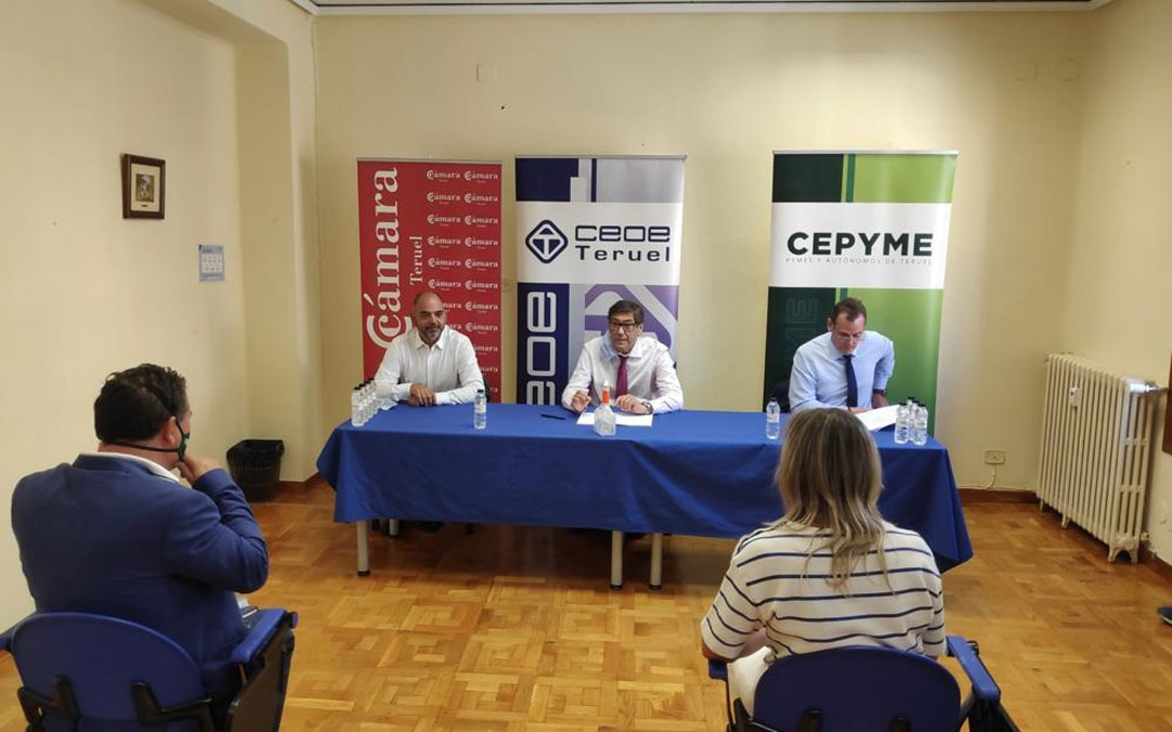 Arturo Aliaga (centro) reunido este lunes con los representantes empresariales en Teruel./LA COMARCA
