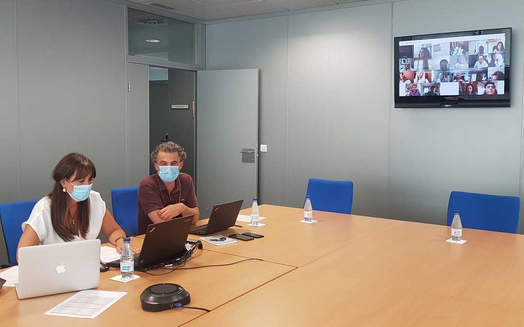 La consejera de Sanidad y el director de Salud Pública se han reunido este viernes con más de 40 representantes de ayuntamientos y comarcas de las cuatro zonas en Fase 2 / DGA