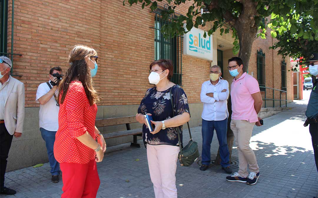 Imagen de archivo de la visita de Sira Repollés a Caspe el pasado 24 de junio, junto a Pilar Mustieles./ Laura Castel