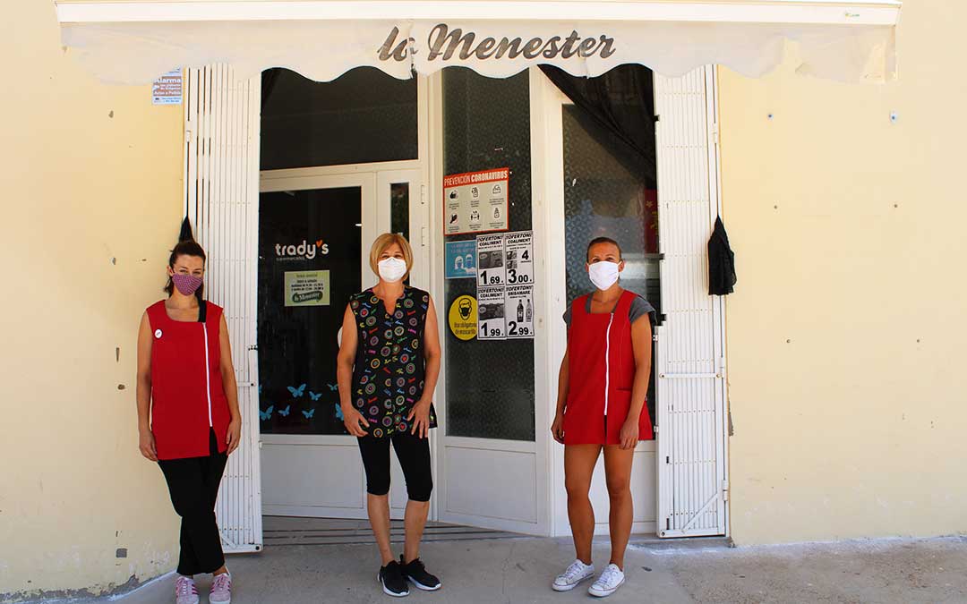 Mayte Vicente, Almudena Oliver y Déborah Piqué, trabajadoras de la tienda de alimentación 'Lo menester' de Chiprana.
