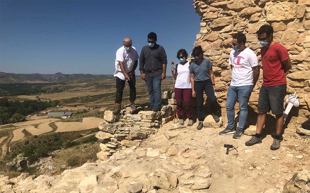 El diputado de Cultura Diego Piñeiro junto al director del Museo de Teruel, Jaime Vicente, ante uno de los túmulos funerarios excavados en esta campaña./ DPT