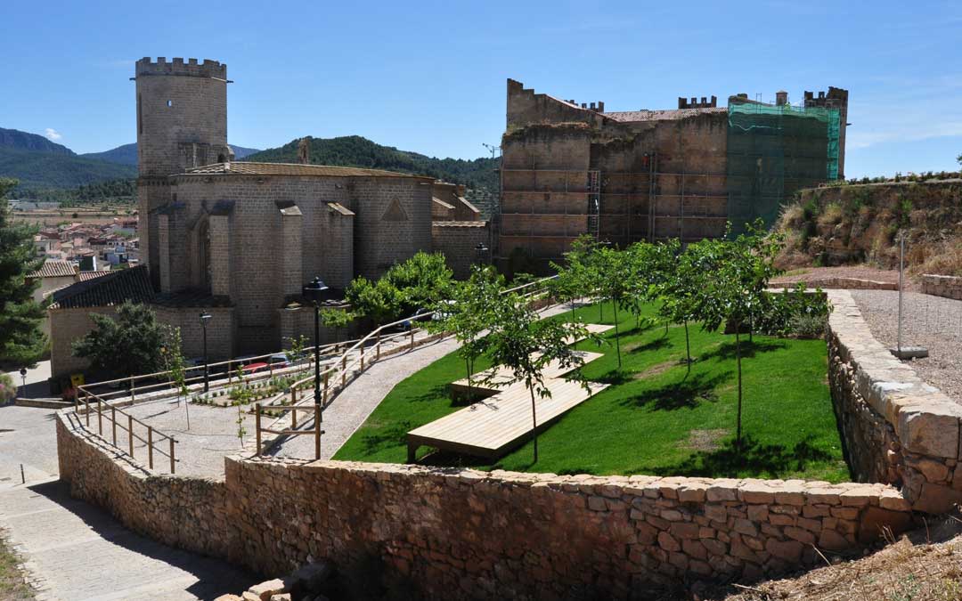 El entorno de la iglesia y el castillo luce ahora ajardinado. Por su parte continúan las obras de restauración del momumento.