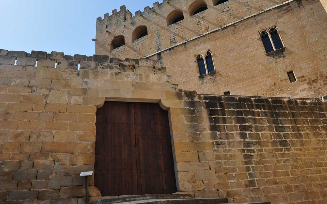 Puerta de reciente colocación en el castillo de Valderrobres.