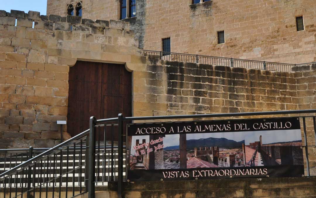El arco de acceso al patio de armas cuenta con una nueva puerta de madera./ L.C.