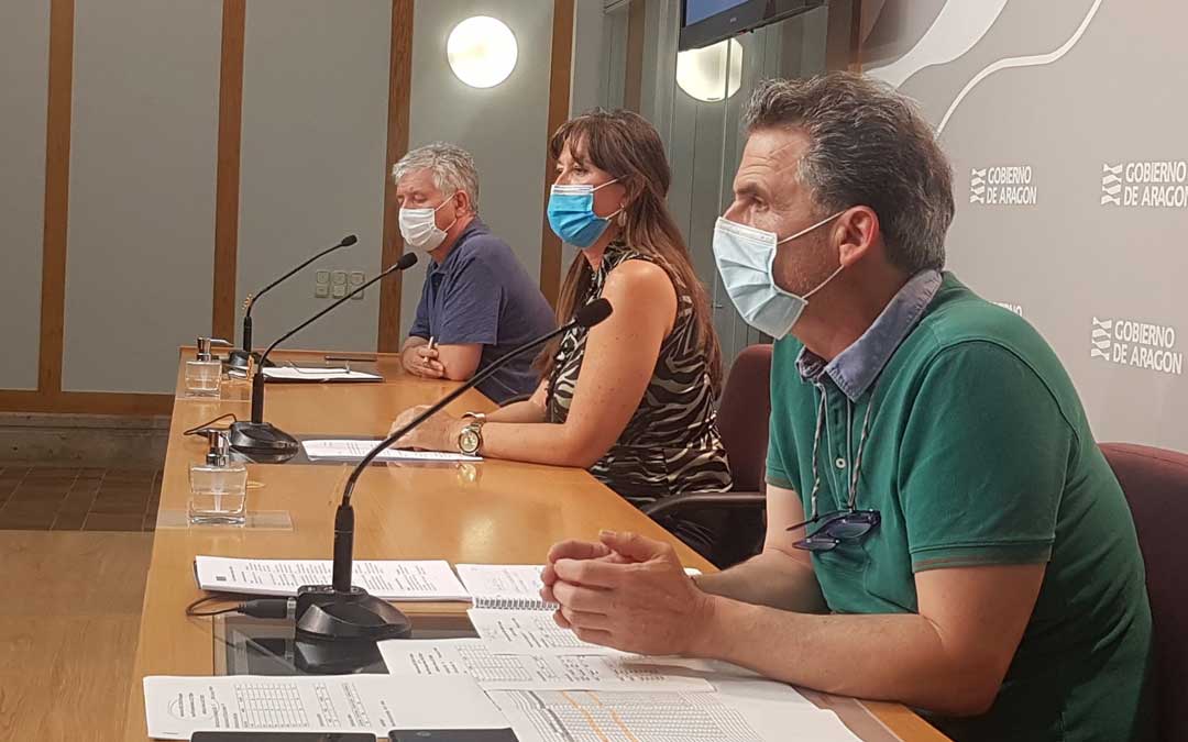 Javier Marión, gerente del Salud; Sira Repollés,consejera de Sanidad; y Francis Falo, director de Salud Pública; este jueves en rueda de prensa /DGA