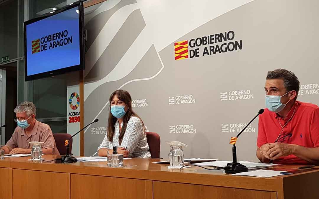 La consejera de Sanidad, Sira Repollés, entre el gerente del Salud, Javier Marión, y el director general de Salud Pública, Francis Falo, durante la rueda de prensa que convocó DGA por la tarde para informar sobre las medidas restrictivas y el retroceso a la fase 2 de parte de la comunidad