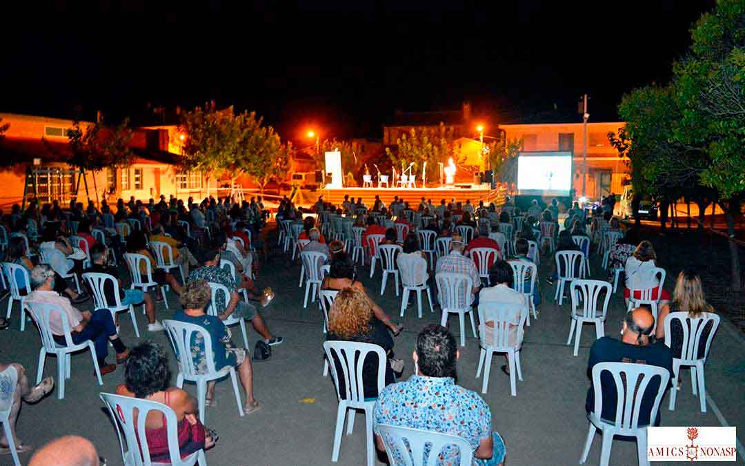 Público de la actividad en Nonaspe en el patio del colegio, con distancia de seguridad. Imagen: Amics de Nonasp.