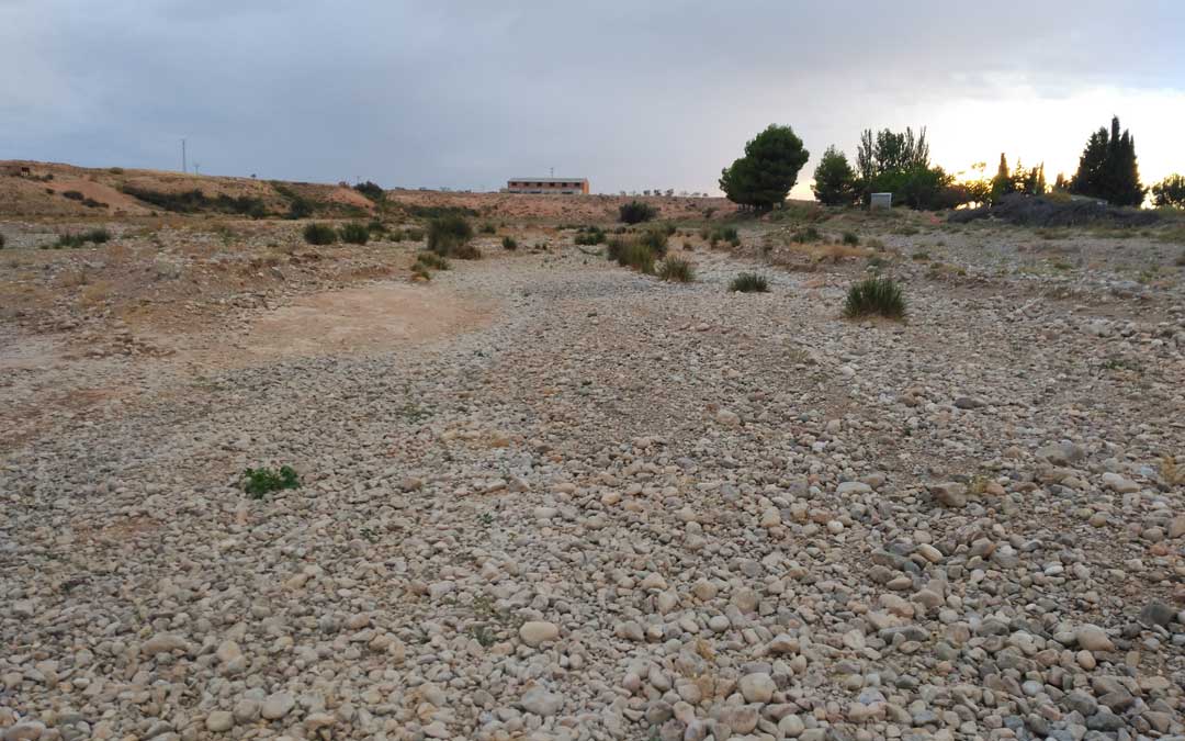Imagen de archivo del cauce en Vinaceite. Salvo este año en el que se nota la borrasca Gloria, cada verano está así. / B. Severino