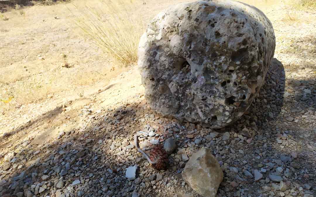 Del homenaje a las víctimas del covid-19 en Aguaviva, los vándalos sólo dejaron la roca. / Facebook Aguaviva