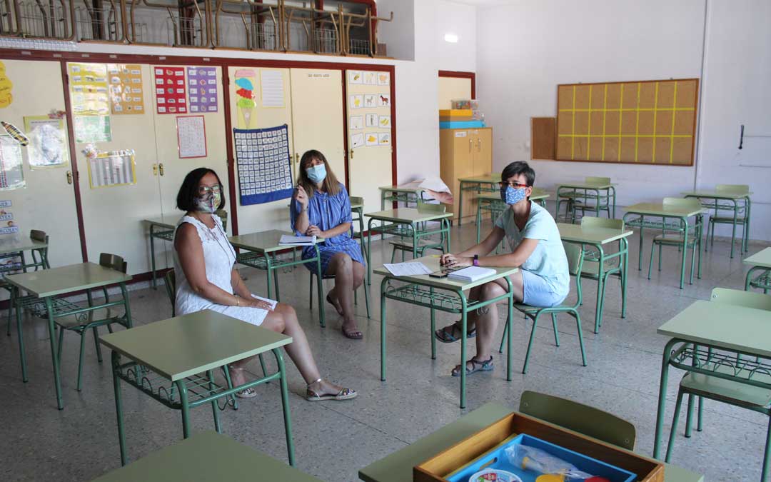 Eva Vargas, Merche González y Esther Sánchez, de la directiva del CEIP Emilio Díaz, preparando el inicio de curso adaptado a la normativa. / B. Severino