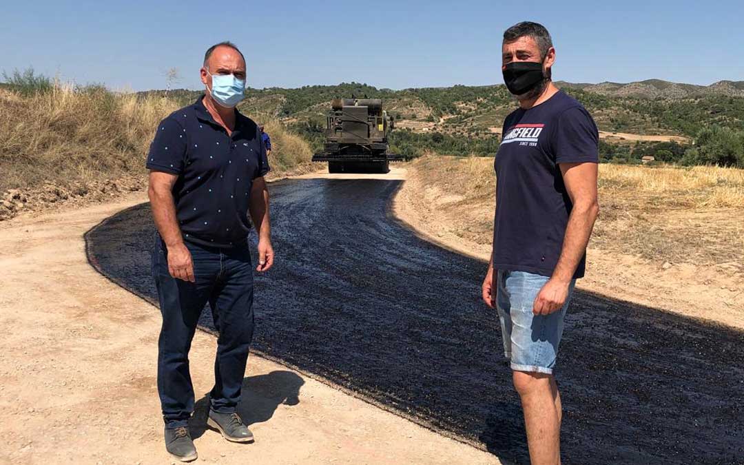 Miguel Iranzo y Antonio Pérez en el camino recién asfaltado que da acceso a las granjas. / Ayto. Alcorisa