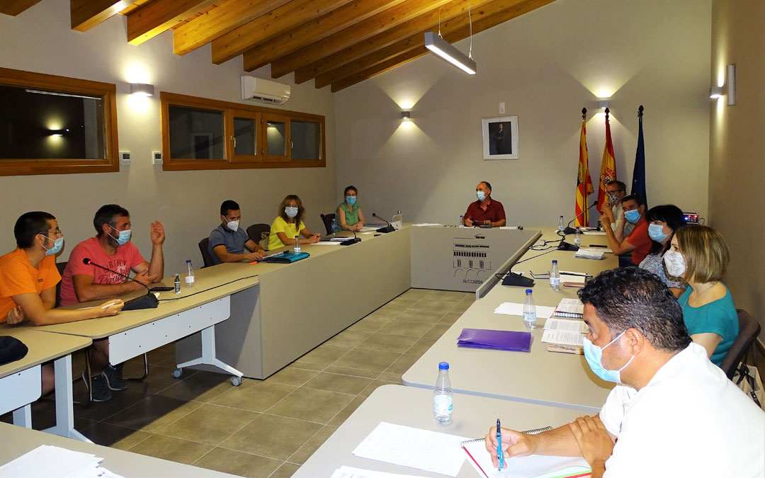 Imagen de un pleno en el Ayuntamiento de Alcorisa.