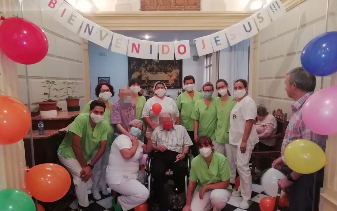 Personal de la residencia de Alcorisa con el usuario que regresó el miércoles al centro