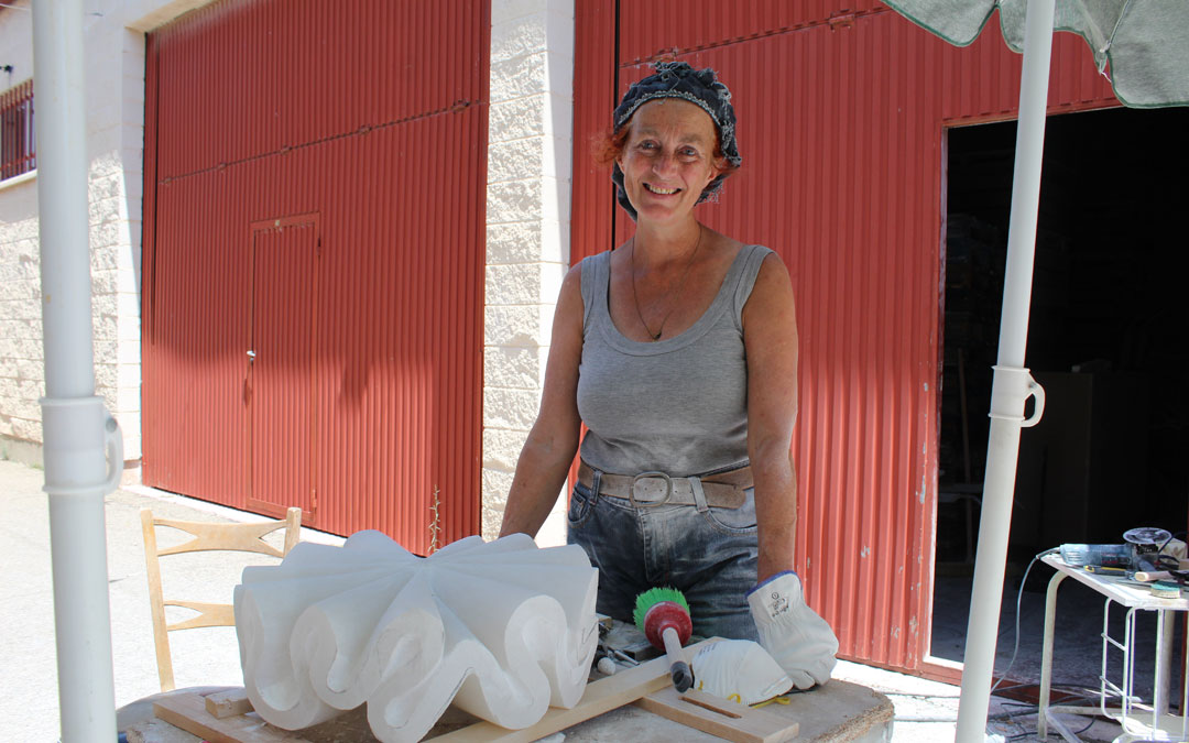 Anja Roemer, en el CIDA dando forma a otra de sus obras en alabastro para su proyecto sobre el agua. / B. Severino