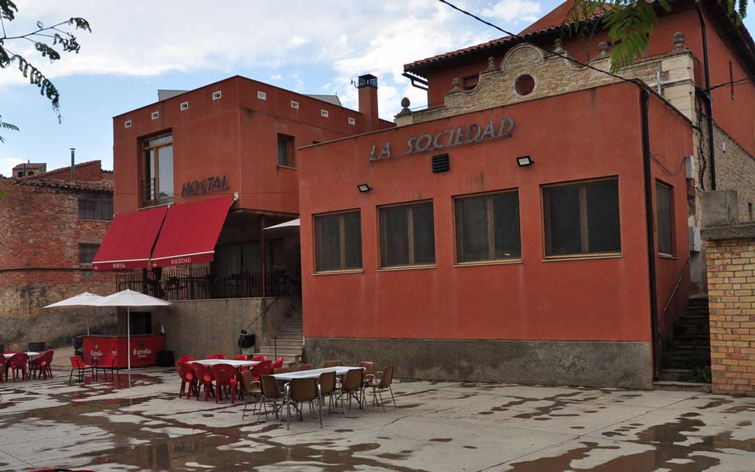 El complejo alberga bar, restaurante y 7 habitaciones.