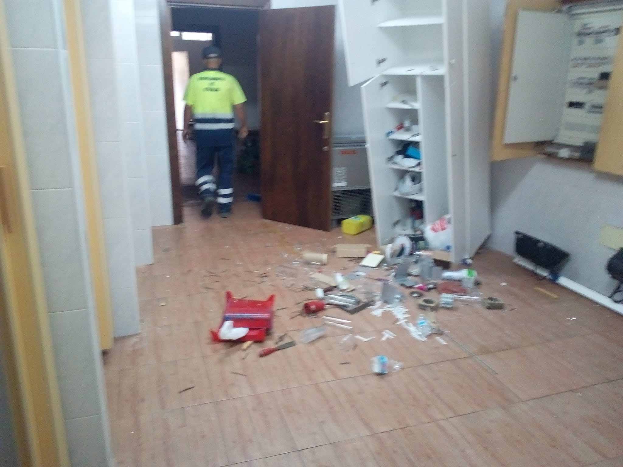 Destrozos en el interior del anfiteatro de Utrillas./LA COMARCA