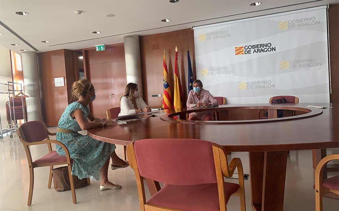La Asociación de Imagen Personal de Teruel se reúne con la directora General de Comercio, Ferias y Artesanía, Eva Fortea./ Asociación de Imagen Personal de Teruel