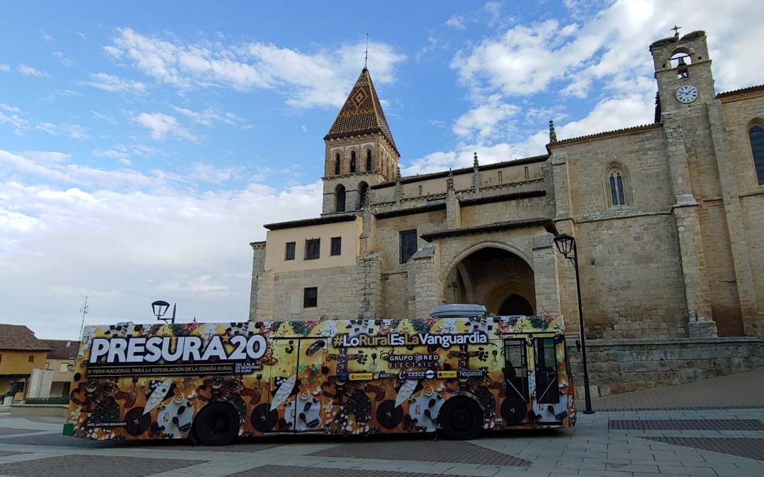 El autobús de la Gira Presura 20 recorre numerosos municipios de la España Vaciada./A. Alfonso