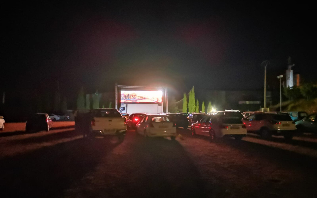 El autocine consiste en ver una película dentro del coche./Sadoc Gallardo