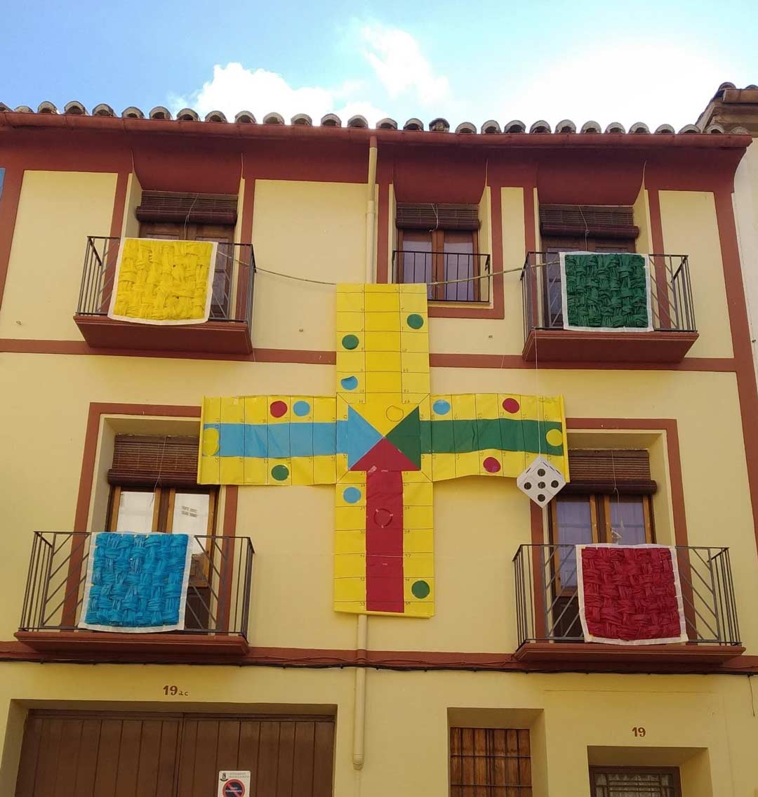 Segundo premio de las balcocarrozas: Parchís./Comisión de fiestas de Mas de las Matas