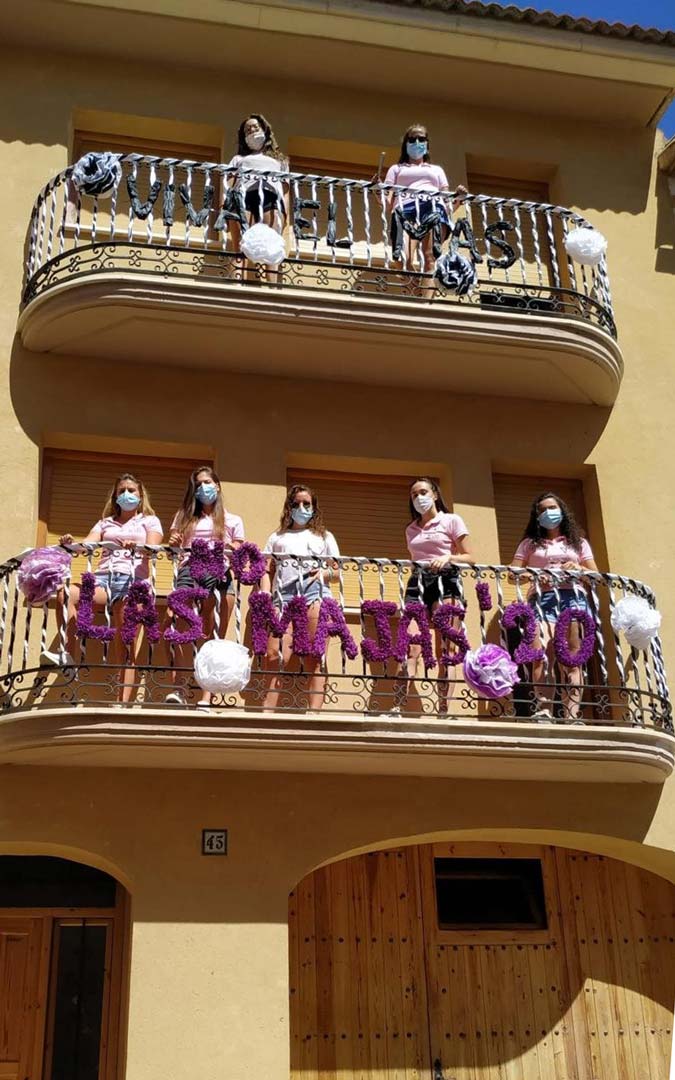 Las 'no majas' tampoco se quedaron sin su balcocarroza./Comisión de fiestas de Mas de las Matas