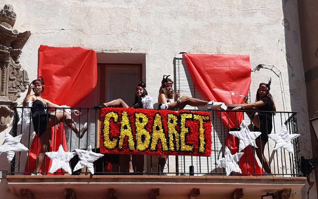 Tercer premio de las balcocarrozas: Cabaret./Segundo premio de las balcocarrozas: Parchís./Comisión de fiestas de Mas de las Matas