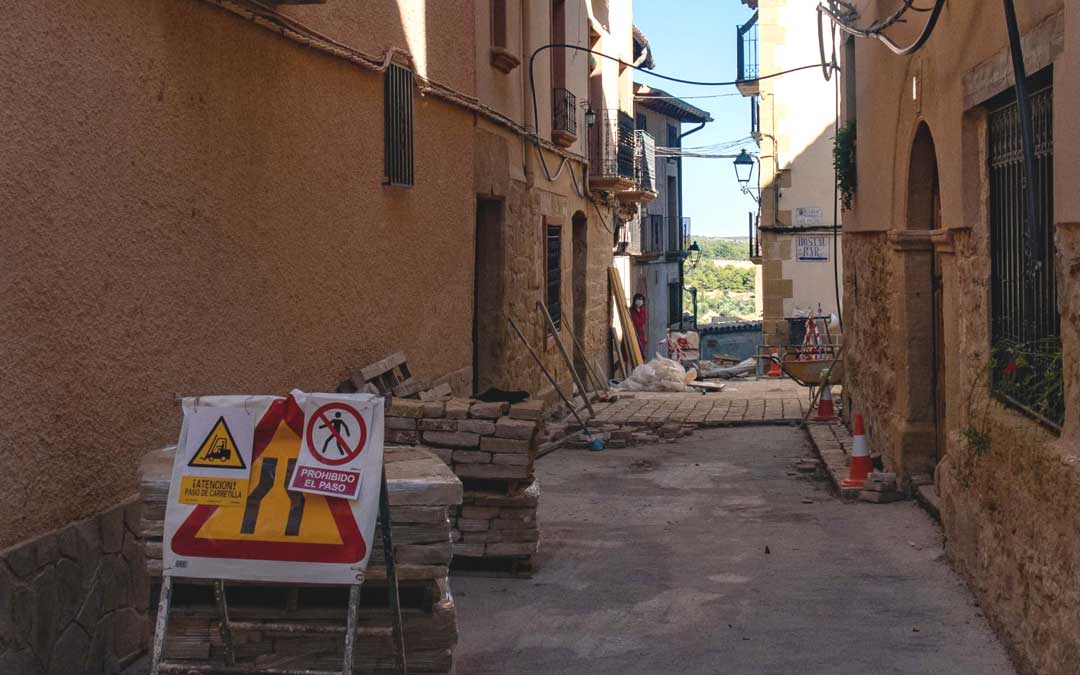 Una de las calles de Belmonte de San José en obras para colocar el nuevo pavimento. / Miguel Francino