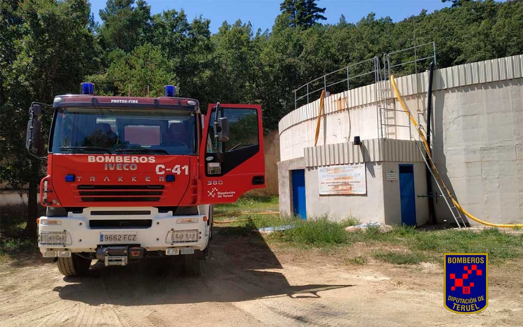 Los bomberos del parque de Alcañiz suministran agua de boca a Villafranca del Cid./ Bomberos de la DPT