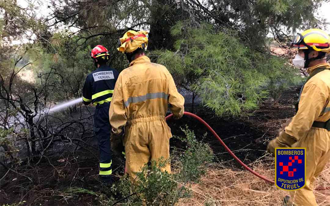 Los bomberos del parque de Alcañiz extinguen un incendio en la A-1409, entre La Codoñera y Castelserás./ Bomberos de la DPT